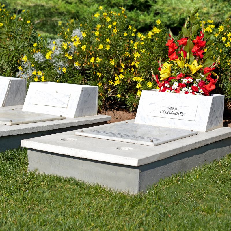 Lápida tipo Jardín Mausoleo del cementerio parque Sendero
