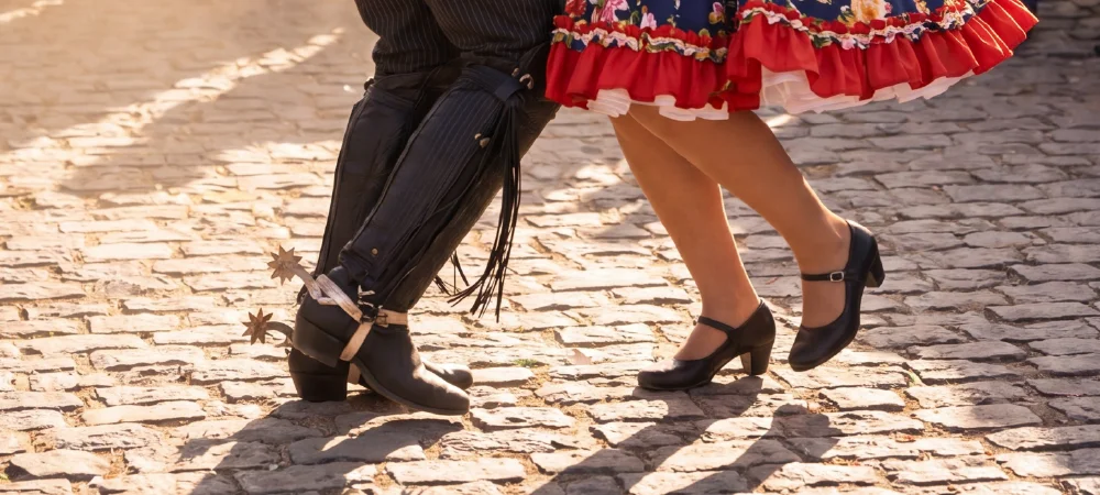 Pareja bailando cueca durante las celebraciones de Fiestas Patrias